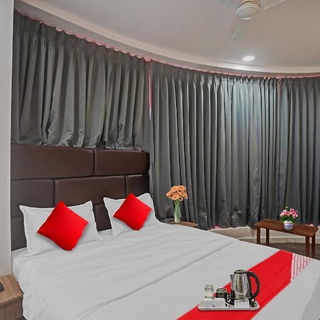 Hotel O Infinity Surat Exterior photo