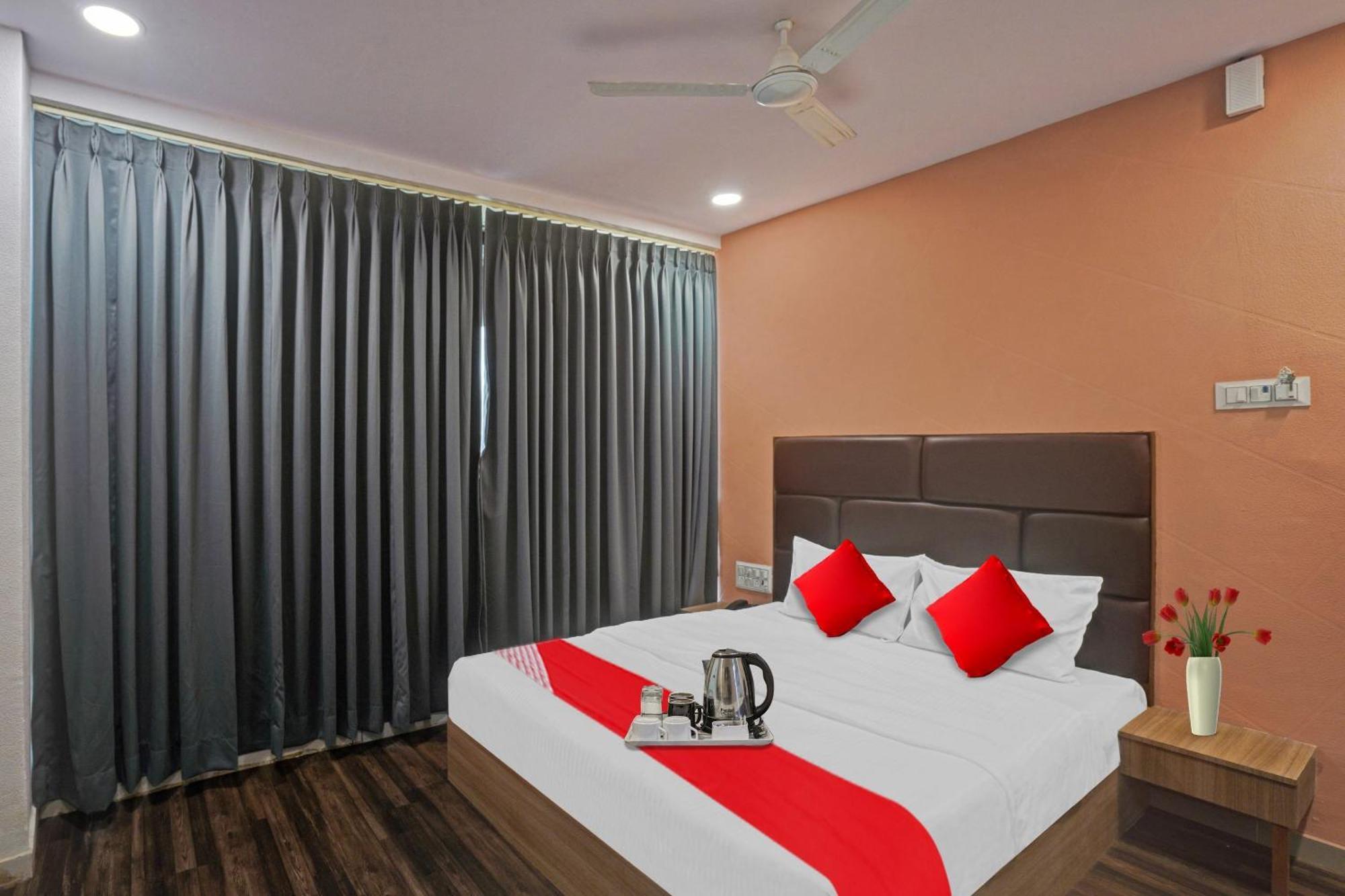 Hotel O Infinity Surat Exterior photo