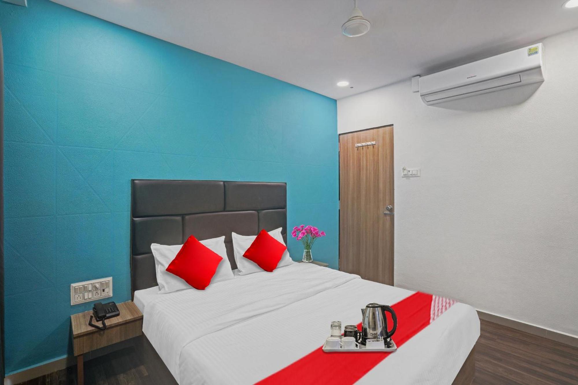 Hotel O Infinity Surat Exterior photo