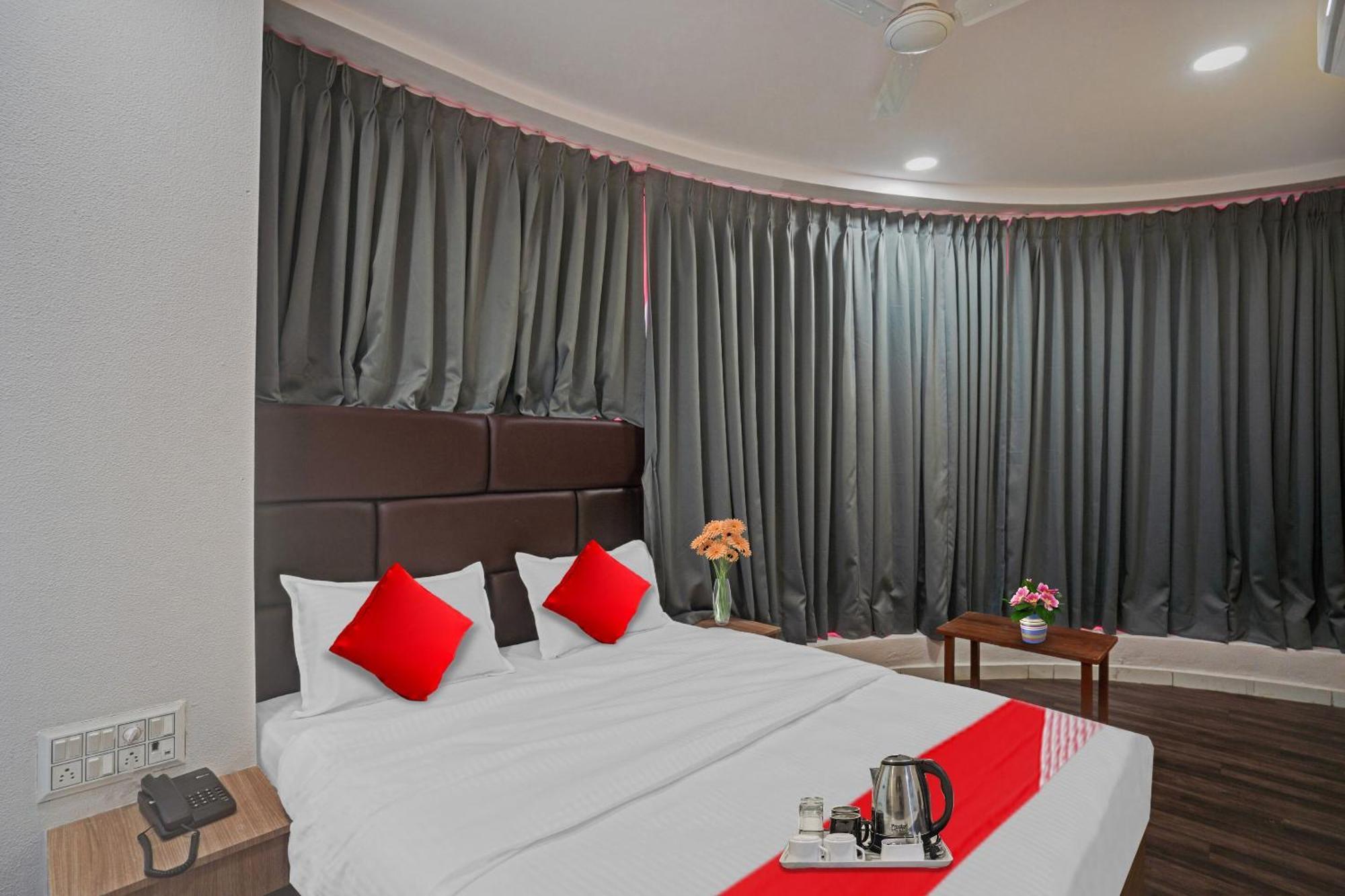 Hotel O Infinity Surat Exterior photo